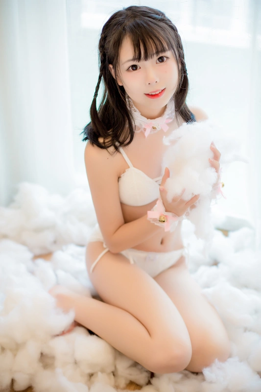 白色软绵绵少女 - 向小圆
